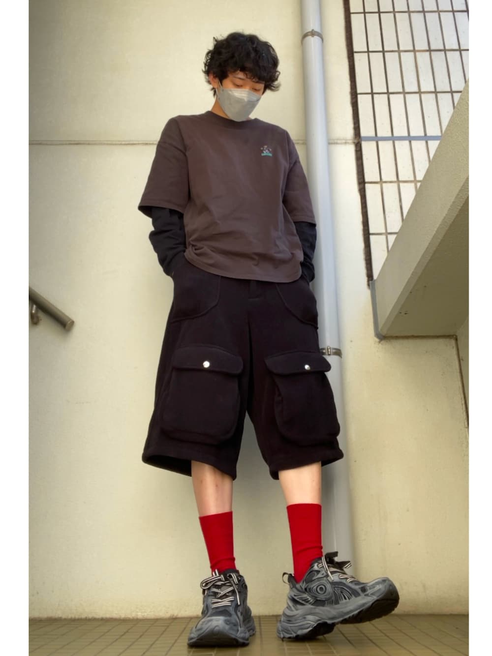 ブラック系のその他パンツ、グレー系のスニーカーを着用したメンズの秋コーディネートの1枚目の写真