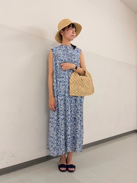 「URBAN RESEARCH DOORS（アーバンリサーチドアーズ）のフラワープリントノースリーブワンピース（ワンピース、ブルー系）」を使った、もえさん（レディース・159cm）の夏コーディネート