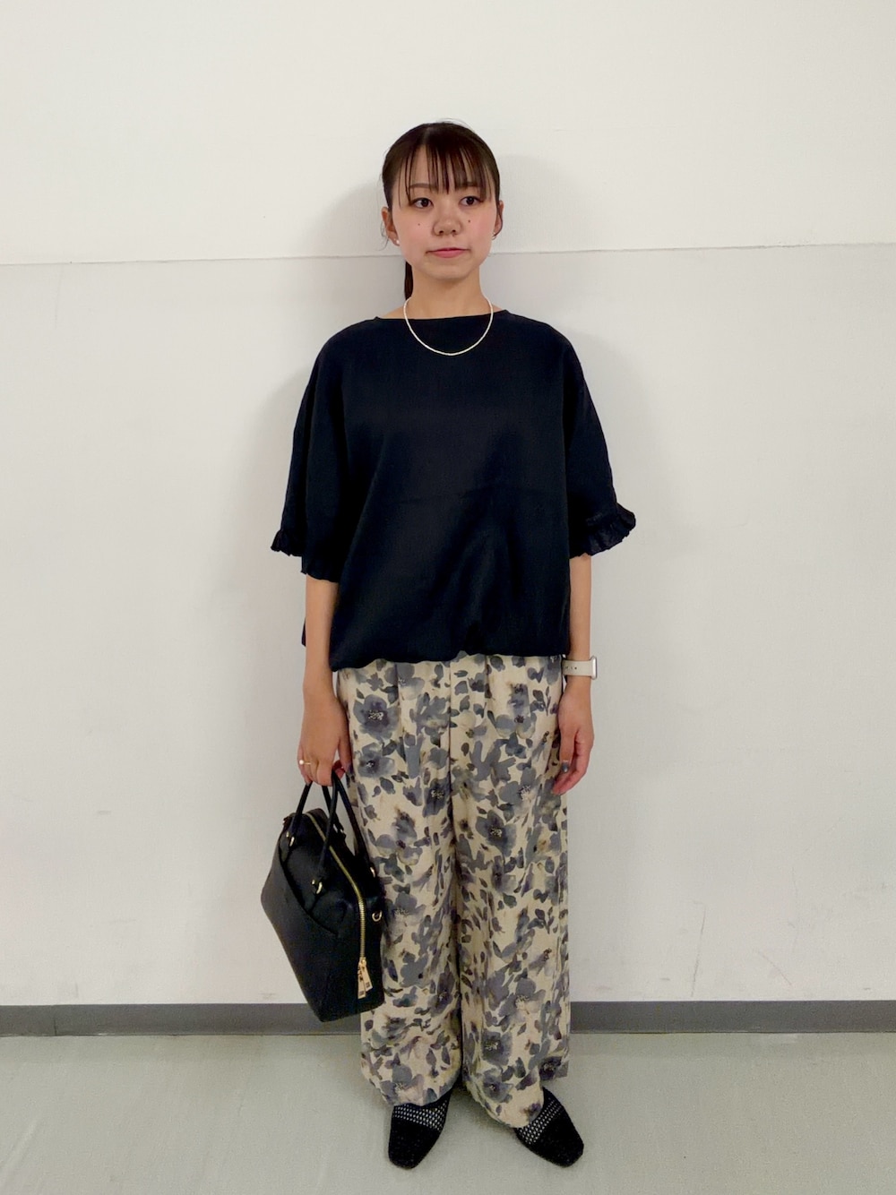 ブラック系のシャツ/ブラウス、グレー系のその他パンツ、ブラック系のボストンバッグを着用したレディースの春コーディネートの1枚目の写真