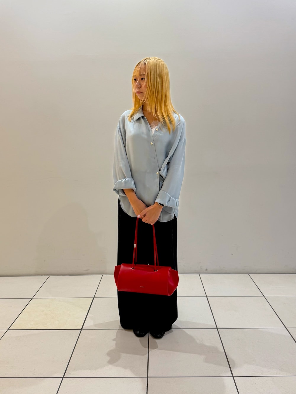 ブルー系のシャツ/ブラウス、ホワイト系のタンクトップ、レッド系のショルダーバッグを着用したレディースの秋コーディネートの1枚目の写真