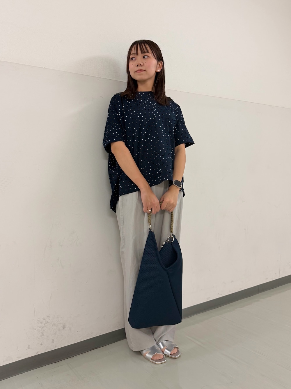 ブルー系のTシャツ/カットソー、ベージュ系のその他パンツ、ブルー系のトートバッグを着用したレディースの夏コーディネートの1枚目の写真