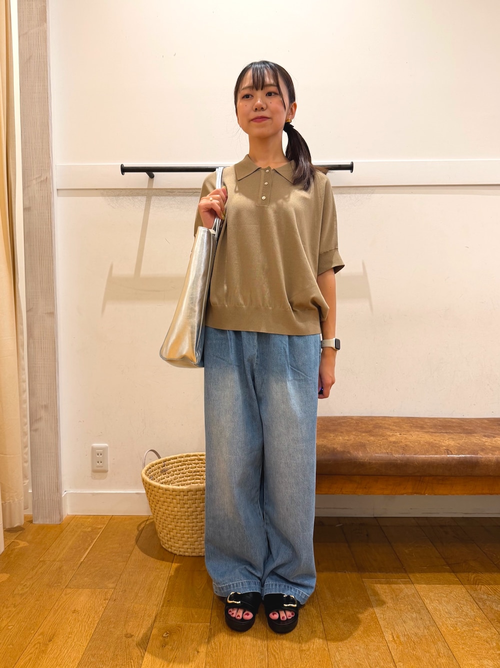 ベージュ系のニット/セーター、ブルー系のデニムパンツ、ブラック系のサンダルを着用したレディースの夏コーディネートの1枚目の写真