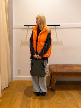 「URBAN RESEARCH DOORS（アーバンリサーチドアーズ）の『別注』Marmot×DOORS　DOWN VEST（その他アウター、オレンジ系）」を使った、もえさん（レディース・159cm）の秋コーディネート
