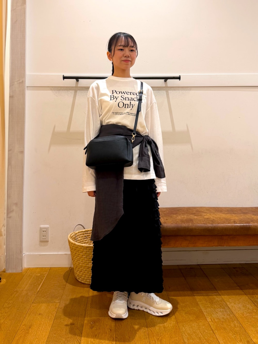 ブラック系のスカート、ホワイト系のTシャツ/カットソー、グレー系のシャツ/ブラウスを着用したレディースの秋コーディネートの1枚目の写真