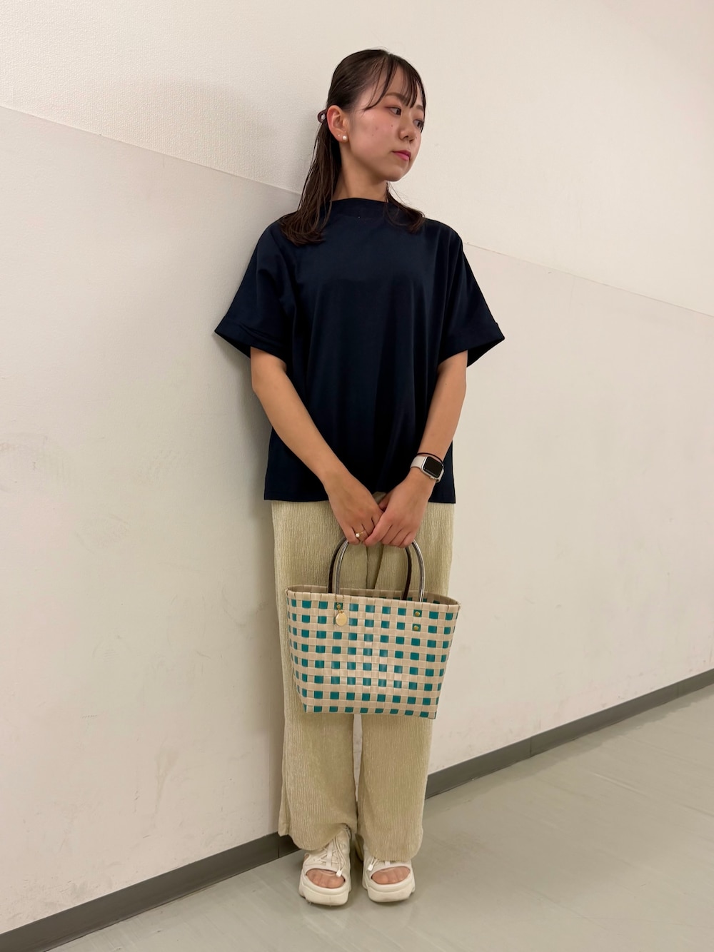 ブルー系のTシャツ/カットソー、ベージュ系のその他パンツ、グリーン系のショルダーバッグを着用したレディースの夏コーディネートの1枚目の写真