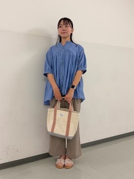 「URBAN RESEARCH DOORS（アーバンリサーチドアーズ）のコットンボイル切替ギャザーブラウス | 綿ボイル/涼しい/ふんわり/大人カジュアル/甘め（シャツ/ブラウス、ブルー系）」を使った、もえさん（レディース・159cm）の夏コーディネート
