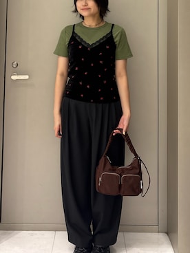 「URBAN RESEARCH（アーバンリサーチ）のエンブロイダリーベロアビスチェ（キャミソール、ブラック系）」を使った、山さん（レディース・164cm）の秋コーディネート