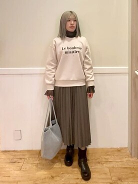 「DRESKIP（ドレスキップ）の【S-LL】フェイクパール付きロゴ裏起毛トップス（Tシャツ/カットソー、ベージュ系）」を使った、みりのさん（レディース・161cm）の冬コーディネート