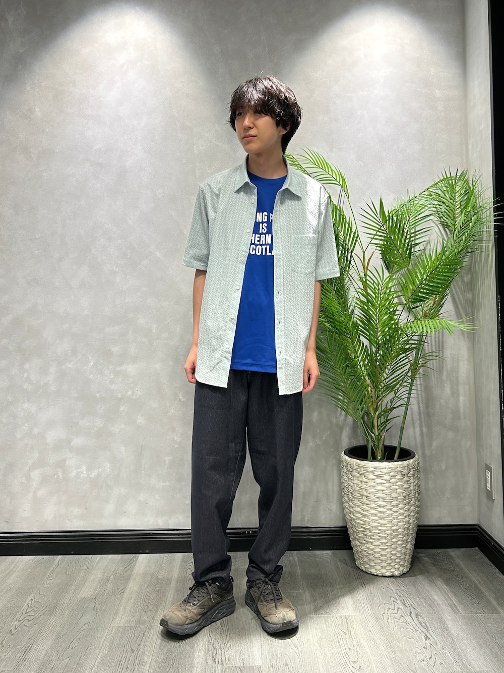 グリーン系のシャツ/ブラウス、ブルー系のTシャツ/カットソー、ブルー系のデニムパンツを着用したメンズの夏コーディネートの1枚目の写真