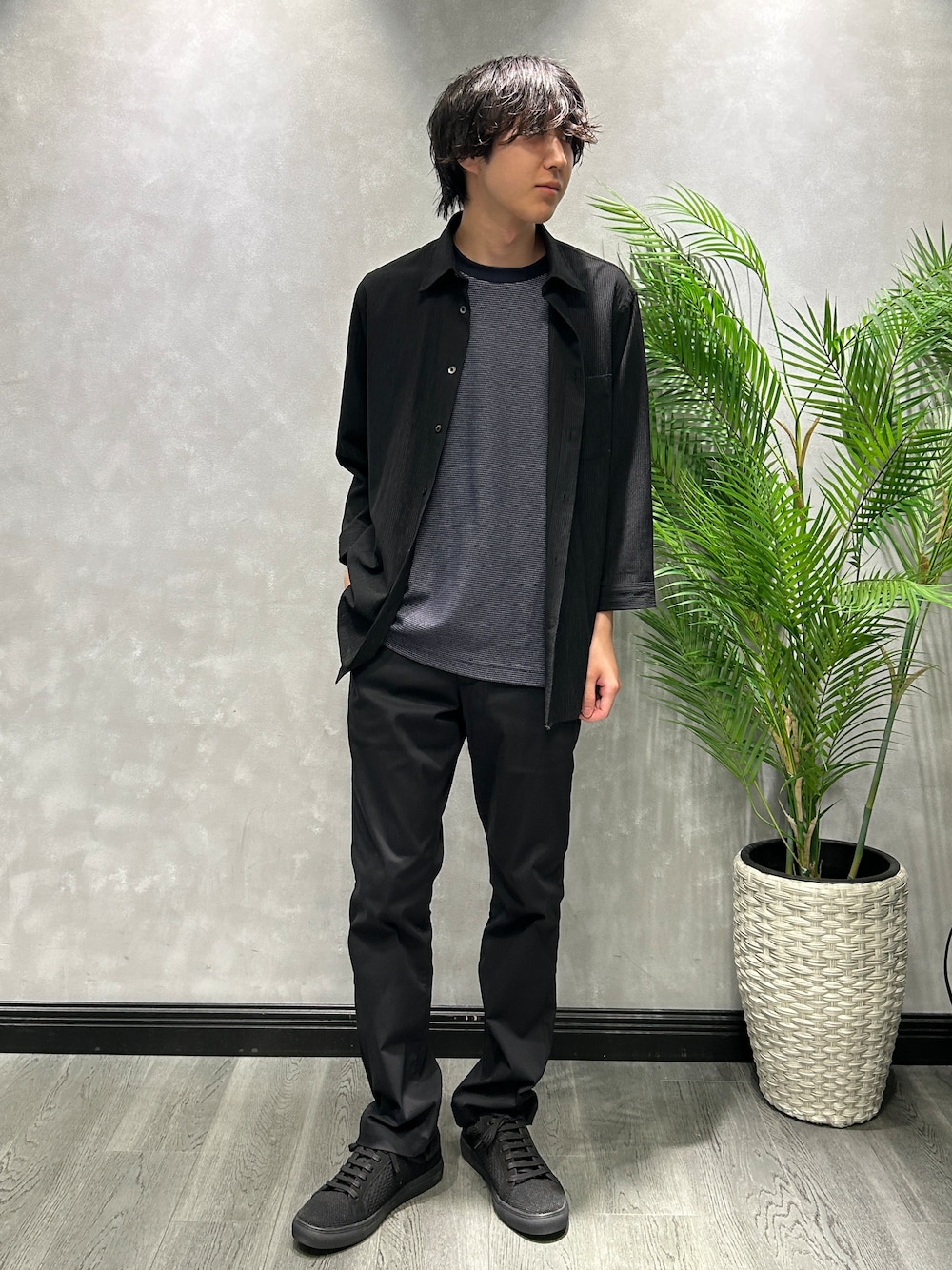 ブラック系のシャツ/ブラウス、ブルー系のTシャツ/カットソー、ブラック系のスラックスを着用したメンズの夏コーディネートの1枚目の写真