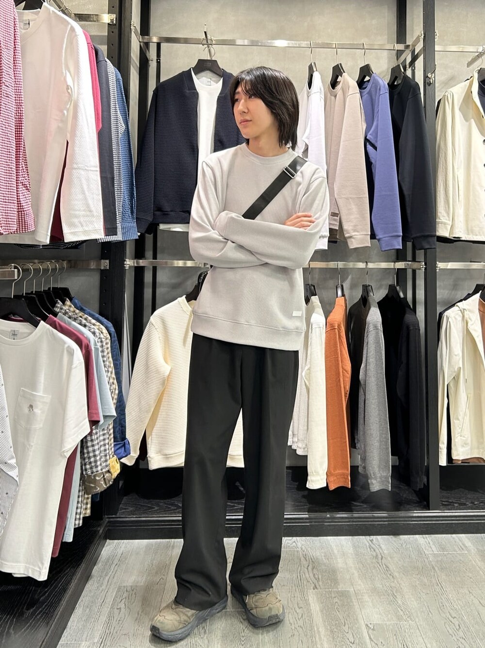 グレー系のTシャツ/カットソー、ブラック系のボディバッグ/ウエストポーチを着用したメンズの秋コーディネートの1枚目の写真