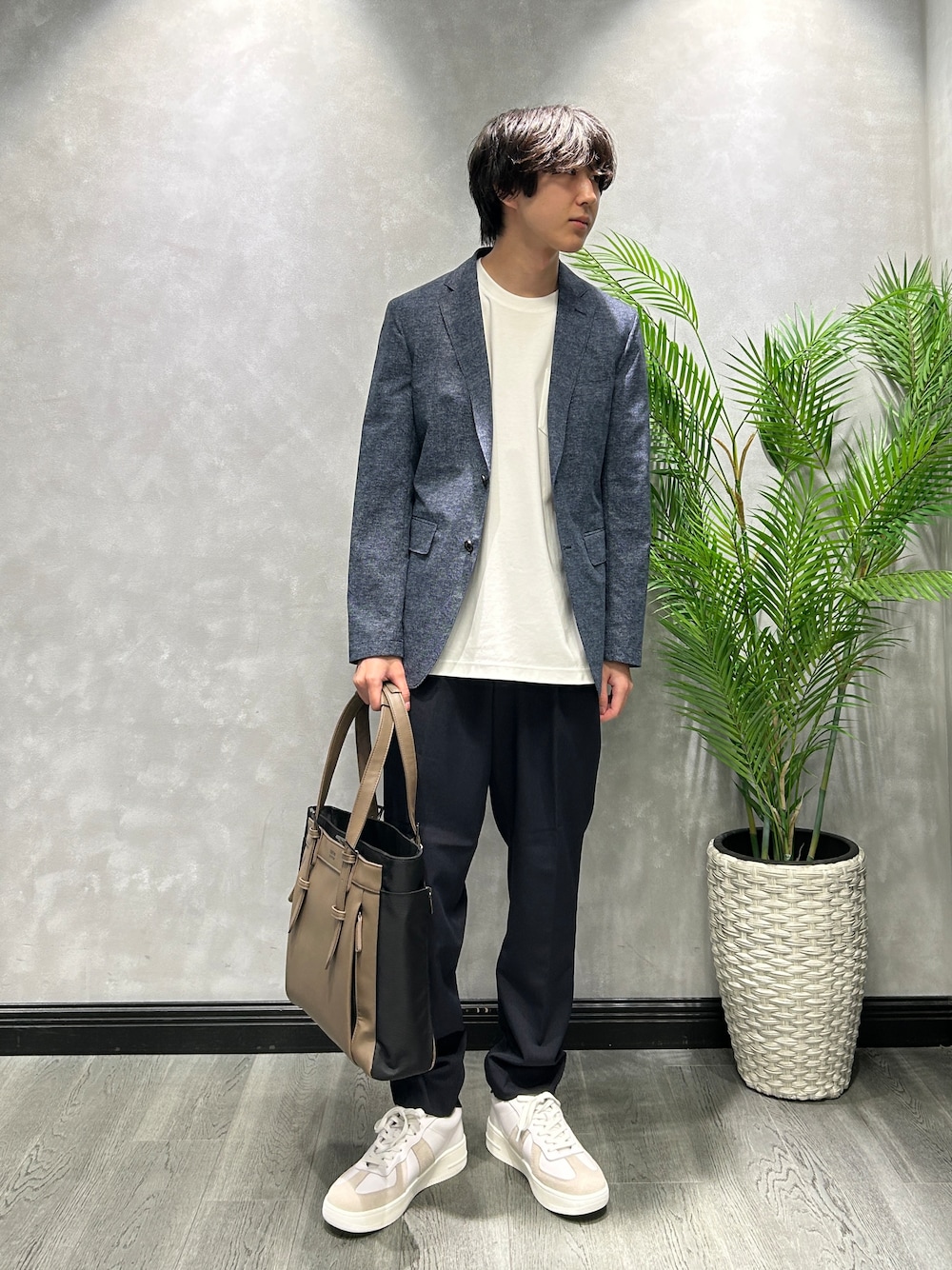 ブルー系のテーラードジャケット、ホワイト系のTシャツ/カットソー、ブルー系のスラックスを着用したメンズの夏コーディネートの1枚目の写真