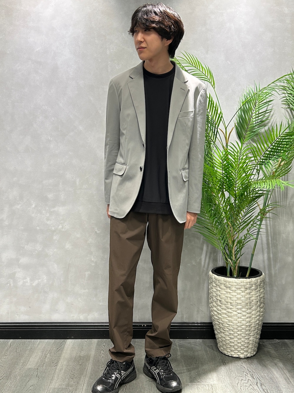 グレー系のテーラードジャケット、ブラック系のTシャツ/カットソー、ブラウン系のスラックスを着用したメンズの夏コーディネートの1枚目の写真