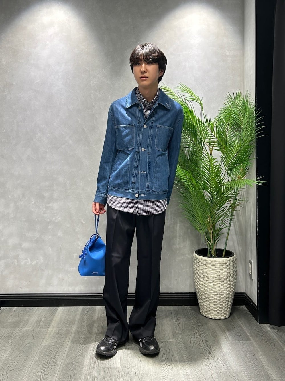 ブルー系のデニムジャケット、ブルー系のシャツ/ブラウス、ブルー系のスラックスを着用したメンズの冬コーディネートの1枚目の写真