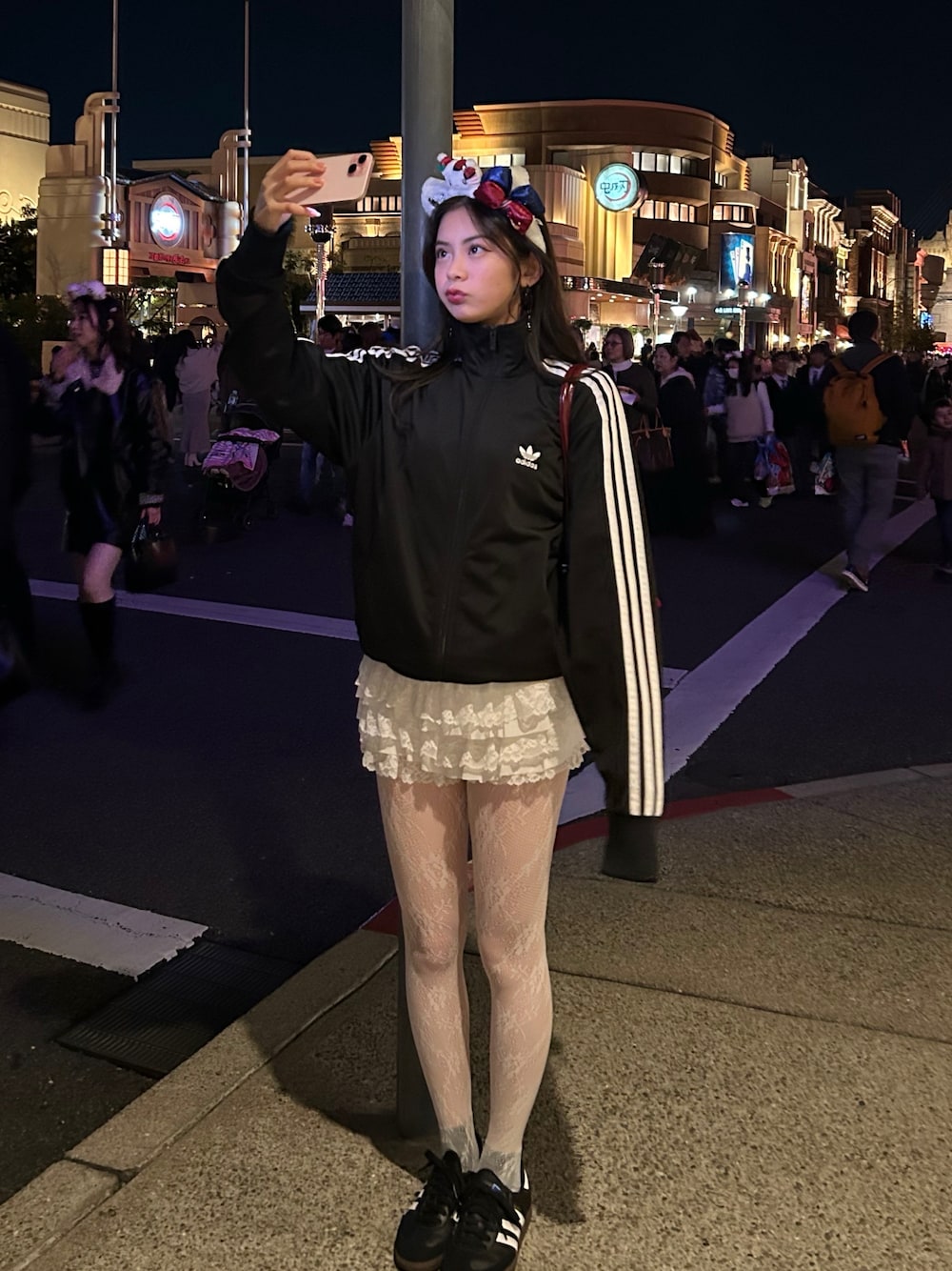 ブラック系のスニーカー、ホワイト系のその他パンツ、ブラック系のジャージを着用したレディースの秋コーディネートの1枚目の写真