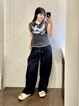 「FOLLOWIN（フォロウィン）の【UNISEX】ウエストゴムコーデュロイワイドパンツ（スラックス、ブラック系）」を使った、もかさん（レディース・159cm）の秋コーディネート