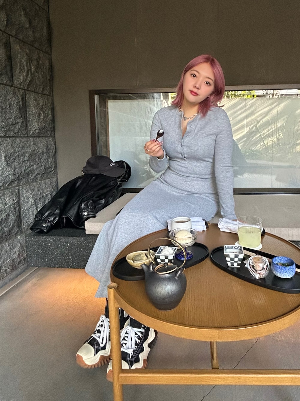 「春コーデ、ワンピース、キャップ、ロングワンピース、スポーツミックス、スニーカー、厚底シューズ、converse、トートバッグ、レザー、レザーバッグ、モノトーン、カジュアル、レザージャケット、お出かけコーデ」｜「ノーブランド品のアイテム（ワンピース、グレー系）」を使った、もかさん（骨格ウェーブ・レディース・159cm）の春コーディネートの1枚目の写真
