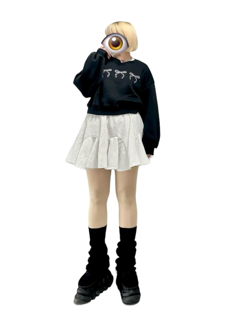 「春のおしゃ見えテクニック、スウェット、スウェットスカート、モノトーン、ミニスカート、レッグウォーマー、厚底シューズ、スニーカー、リボン、ストリート、カジュアル、カジュアルガーリー、韓国ファッション、春コーデ、おしゃれさんと繋がりたい」｜「groundsのアイテム（スニーカー、ブラック系）」を使った、もかさん（骨格ウェーブ・レディース・158cm）の春コーディネートの1枚目の写真