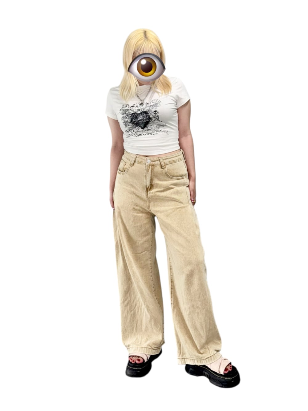 ピンク系のサンダル、ホワイト系のTシャツ/カットソー、ベージュ系のデニムパンツを着用したレディースの秋コーディネートの1枚目の写真