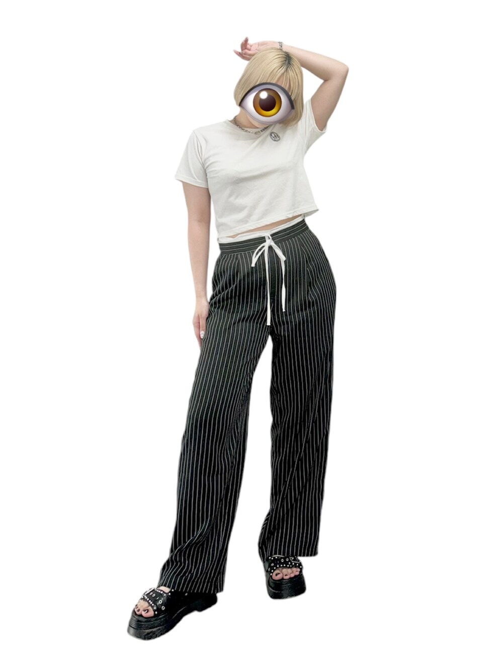 「モノトーン、パンツスタイル、ストライプ、ストライプパンツ、Tシャツ、白Tシャツ、厚底サンダル、サンダル、ワイドパンツ、夏コーデ、シンプルコーデ、カジュアル、マニッシュ、韓国ファッション、プチプラ」｜「me+em selectのOBE刺繍 ミニロゴＴシャツ【 韓国製 】（Tシャツ/カットソー、ホワイト系）」を使った、もかさん（骨格ウェーブ・レディース・159cm）の秋コーディネートの1枚目の写真