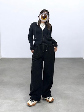 「FOLLOWIN（フォロウィン）の【UNISEX】ウエストゴムコーデュロイワイドパンツ（スラックス、ブラック系）」を使った、もかさん（レディース・159cm）の春コーディネート