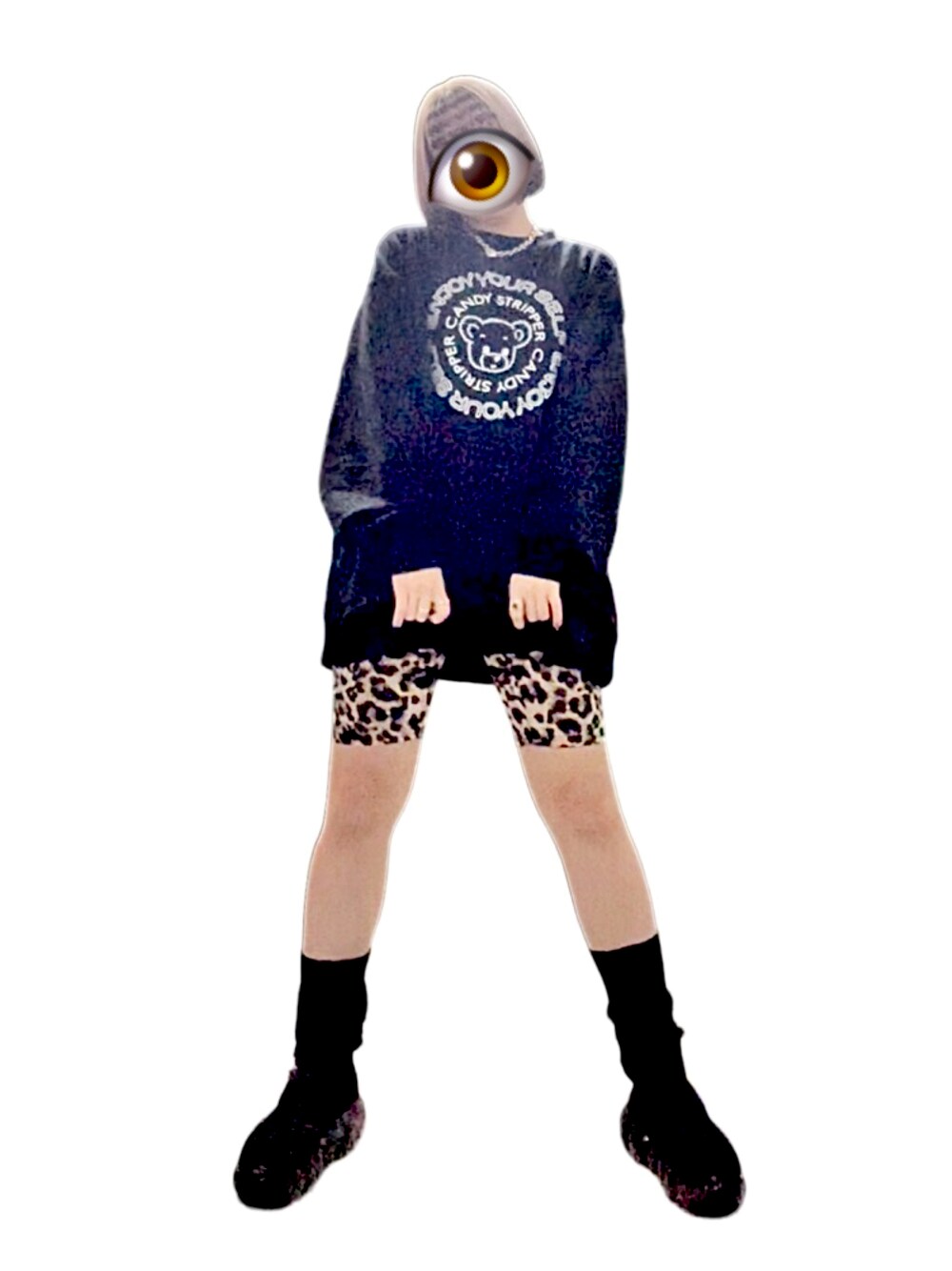 「秋服、カジュアルコーデ、ラクチンコーデ、オーバーサイズ、バイカーパンツ、レッグウォーマー、レオパード、ショートヘア、ハイトーンボブ」｜「Candy Stripperのアイテム（スウェット、ブラック系）」を使った、もかさん（骨格ウェーブ・レディース・158cm）の秋コーディネートの1枚目の写真