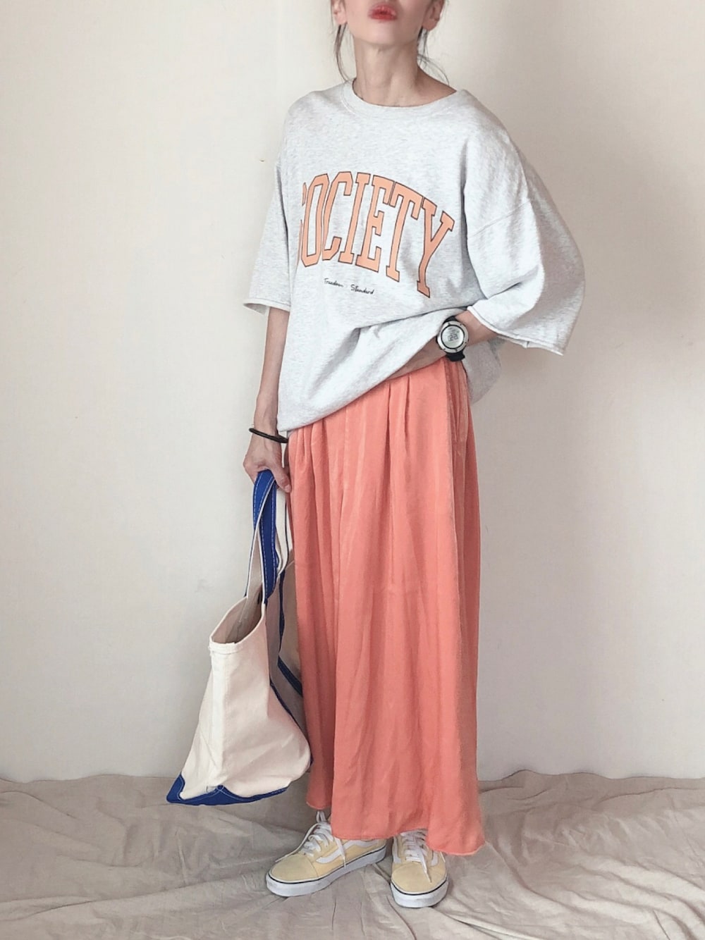「ビタミンカラー、スカーチョ、ロゴT、大人カジュアル、夏コーデ、ラクチンコーデ、カラーパンツ、夏だ！Tシャツ着よう！、VANS、WEARフリマに出品中」｜「BEAUTY&YOUTH UNITED ARROWSの【WEB限定】by レタード ライト スウェット ハーフスリーブ（Tシャツ/カットソー、グレー系）」を使った、はなこさん（レディース・160cm）の夏コーディネートの1枚目の写真