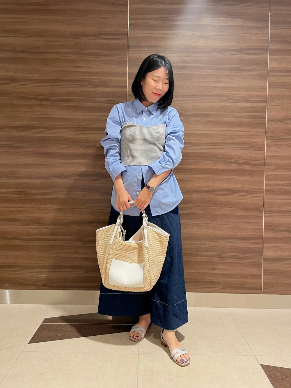 グリーン系のサンダル、ホワイト系のトートバッグを着用したレディースの春コーディネートの1枚目の写真