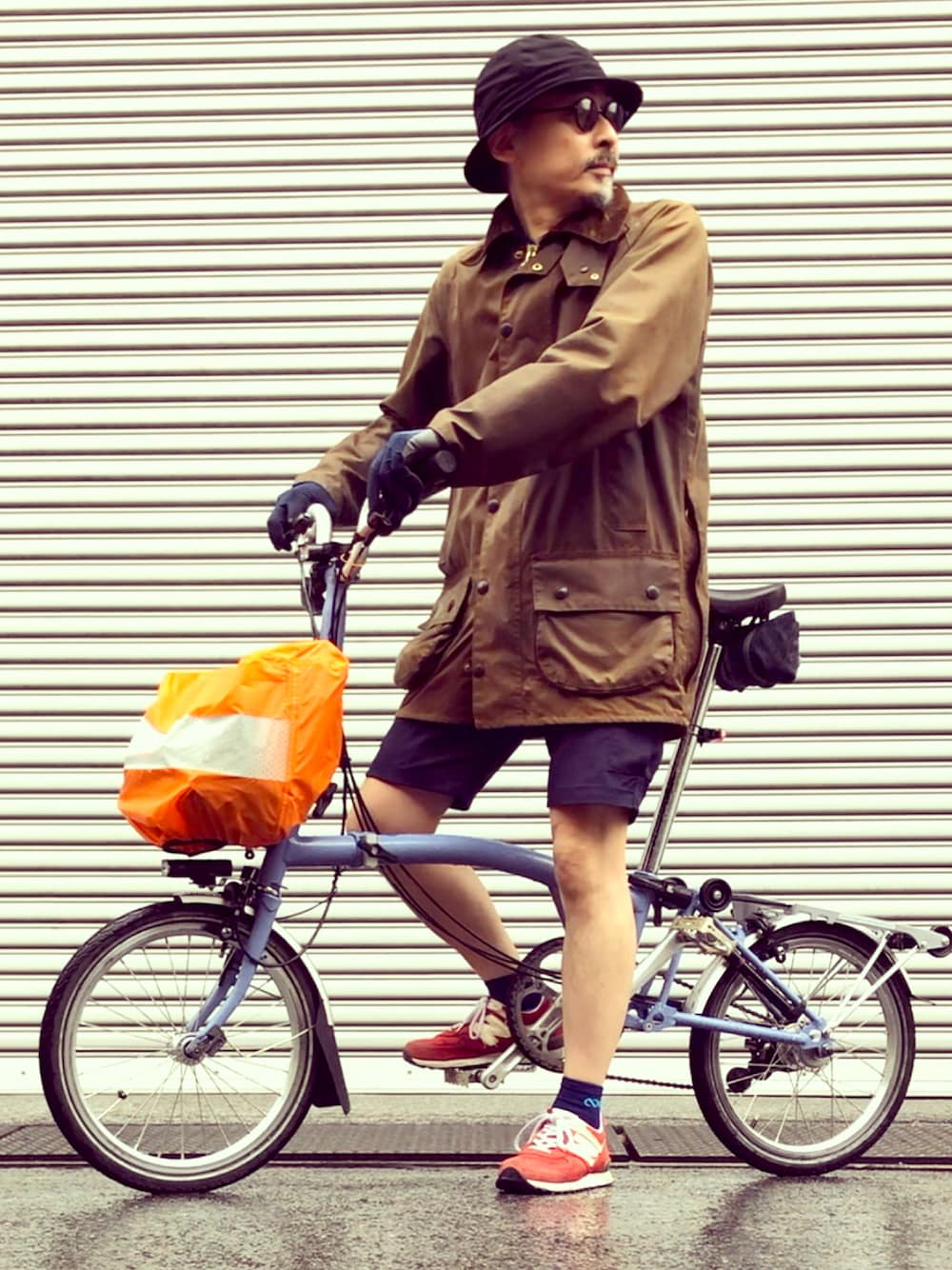 「オトナカジュアル、秋のコーデ、バブアー、自転車スタイル、自転車通勤、おしゃれさんと繋がりたい、カジュアルコーデ、ジャケット、New Balance、narifuri、cycling」｜「Barbourのアイテム（ミリタリージャケット、ブラウン系）」を使った、hiro5cさん（メンズ・170cm）の夏コーディネートの1枚目の写真