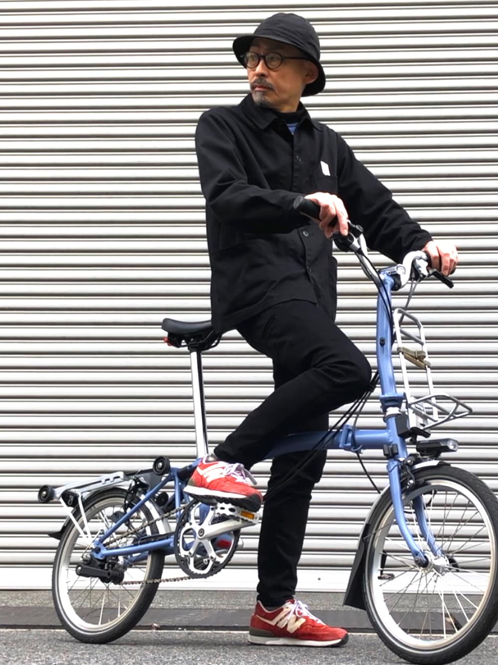 「シンプル、おしゃれさんと繋がりたい、大人コーデ、スニーカーコーデ、オールブラック、自転車スタイル、自転車通勤、ダントン、ナリフリ、narifuri、スニーカー、モード、カジュアルコーデ」｜「NEW BALANCEのアイテム（スニーカー、レッド系）」を使った、hiro5cさん（メンズ・170cm）の夏コーディネートの1枚目の写真