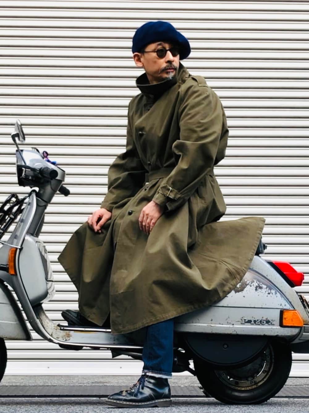 「秋のコーデ、オーバーサイズ、オトナカジュアル、ビッグシルエット、おしゃれさんと繋がりたい、古着、モーターサイクルコート、モーターサイクル、RESOLUTE、カジュアル、56歳、ベスパ、ドクターマーチン、ベレー帽、眼鏡」｜「French Armyのアイテム（ミリタリージャケット、グリーン系）」を使った、hiro5cさん（メンズ・170cm）の秋コーディネートの1枚目の写真