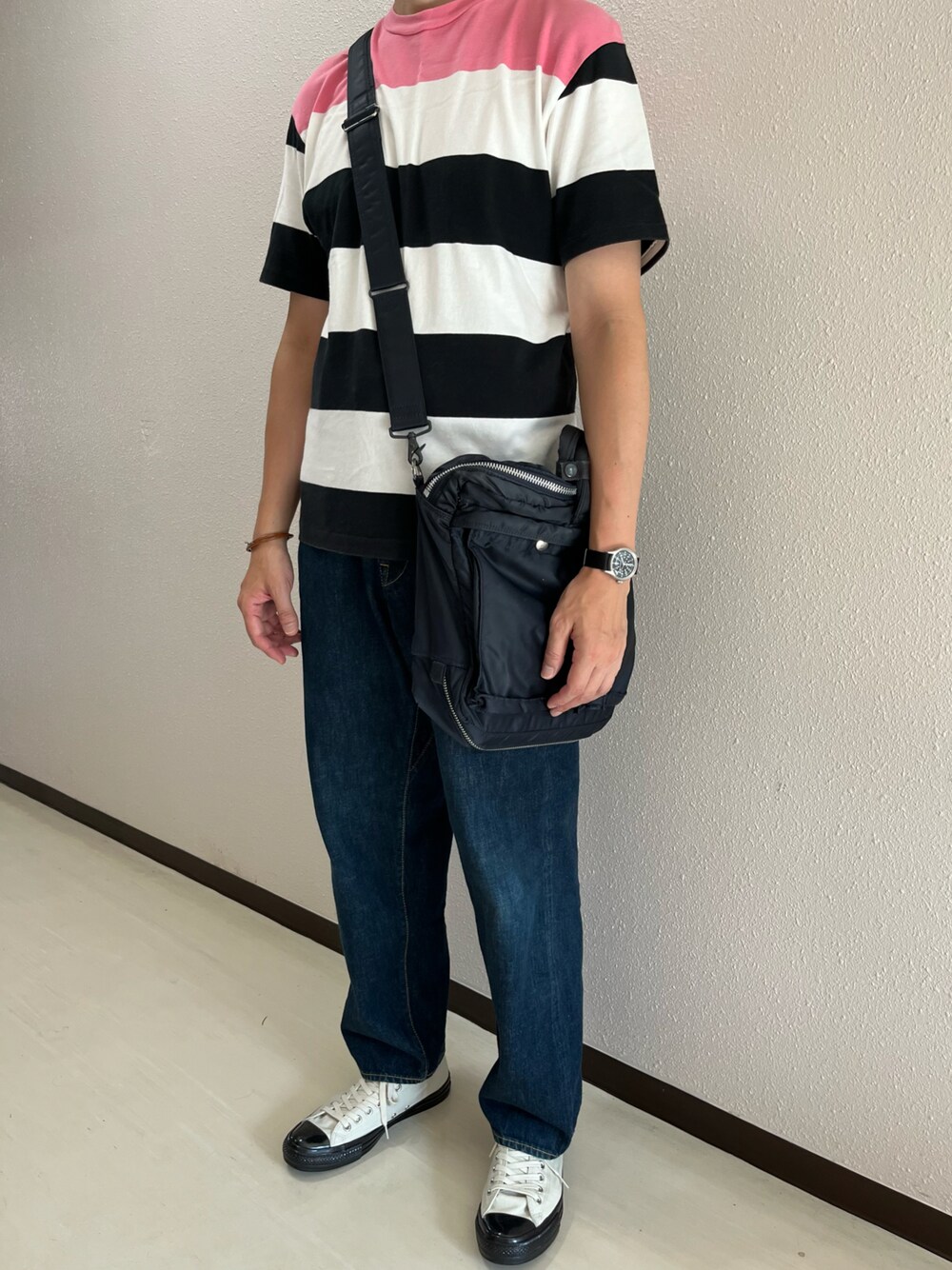 その他のTシャツ/カットソー、ブルー系のショルダーバッグ、ブルー系のデニムパンツを着用したメンズの夏コーディネートの1枚目の写真