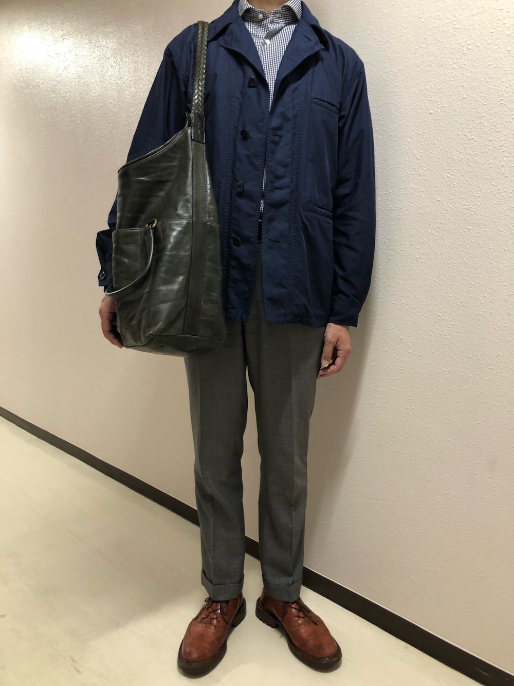 「スーツスタイル、レザーバッグ、ギンガムチェック、ジャケット、シャツ」｜「MAKER'S SHIRT KAMAKURAのアイテム（シャツ/ブラウス、ブルー系）」を使った、h299hiroさん（メンズ・174cm）の秋コーディネートの1枚目の写真