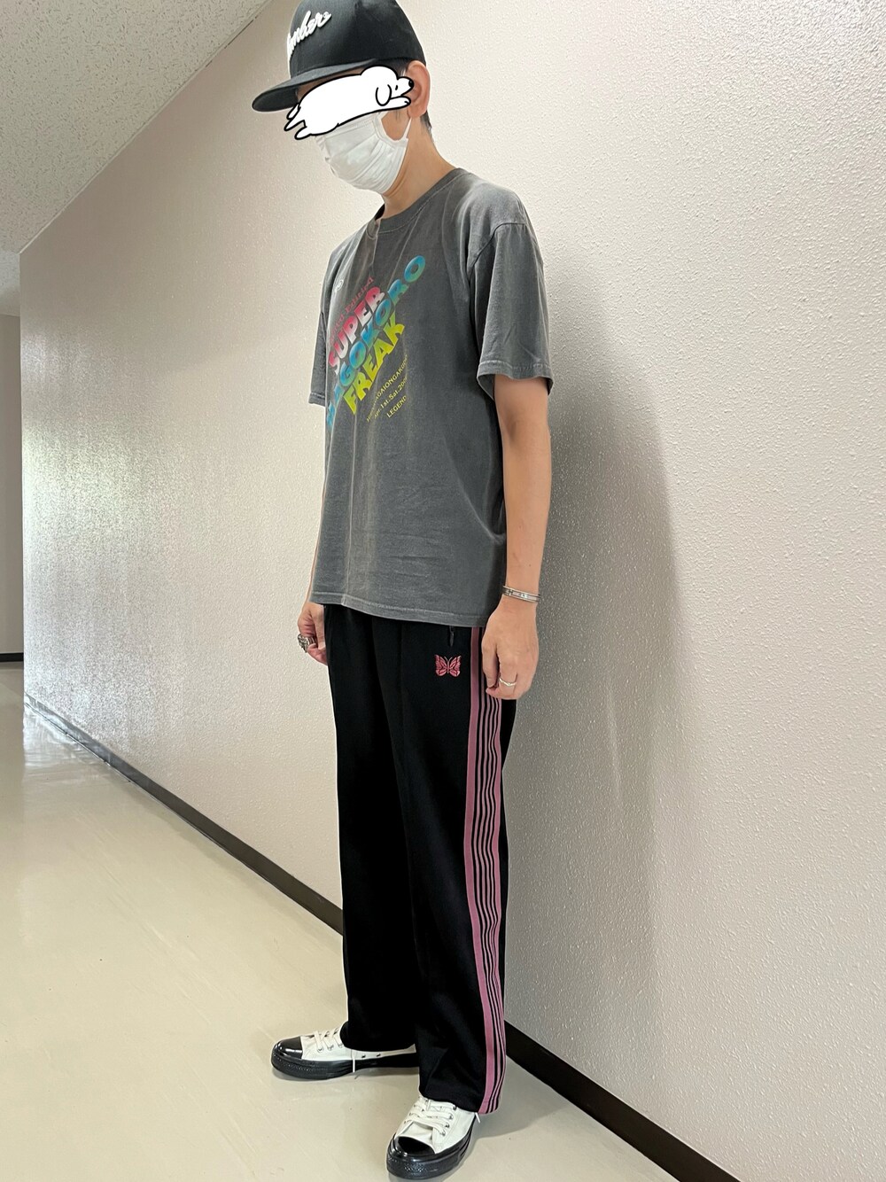 ホワイト系のスニーカー、ブラック系のその他パンツ、ブラック系のTシャツ/カットソーを着用したメンズの秋コーディネートの1枚目の写真