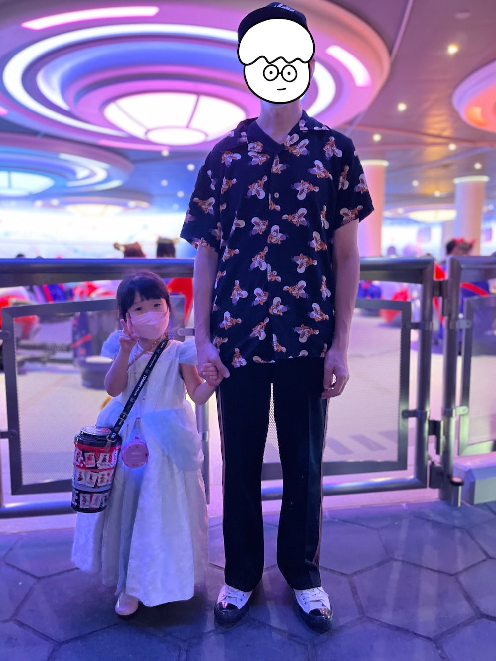 ブラック系のシャツ/ブラウス、ブラック系のその他パンツ、ホワイト系のスニーカーを着用したメンズの秋コーディネートの1枚目の写真