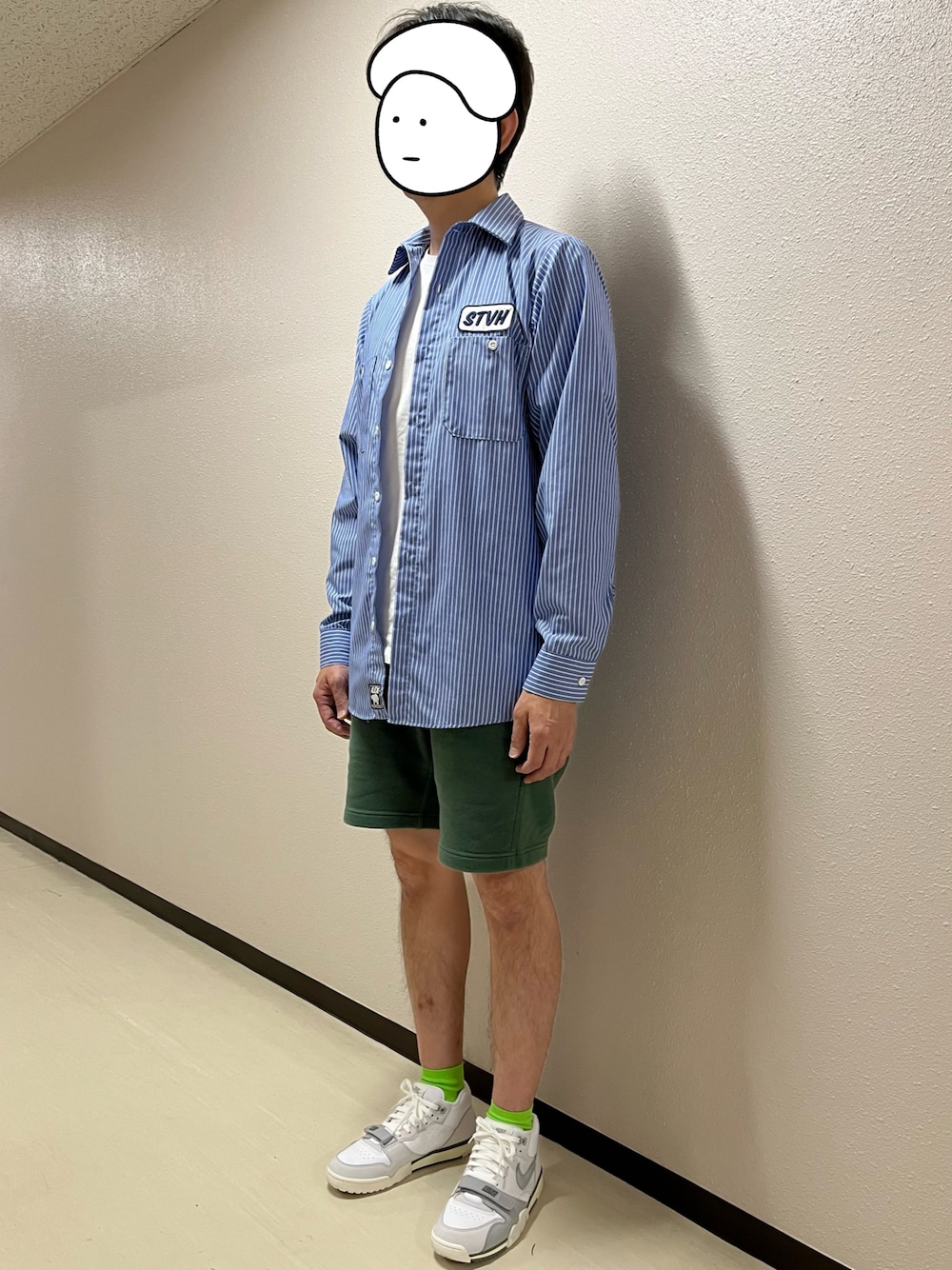 ブルー系のシャツ/ブラウス、グリーン系のスウェットパンツ、ホワイト系のスニーカーを着用したメンズの春コーディネートの1枚目の写真