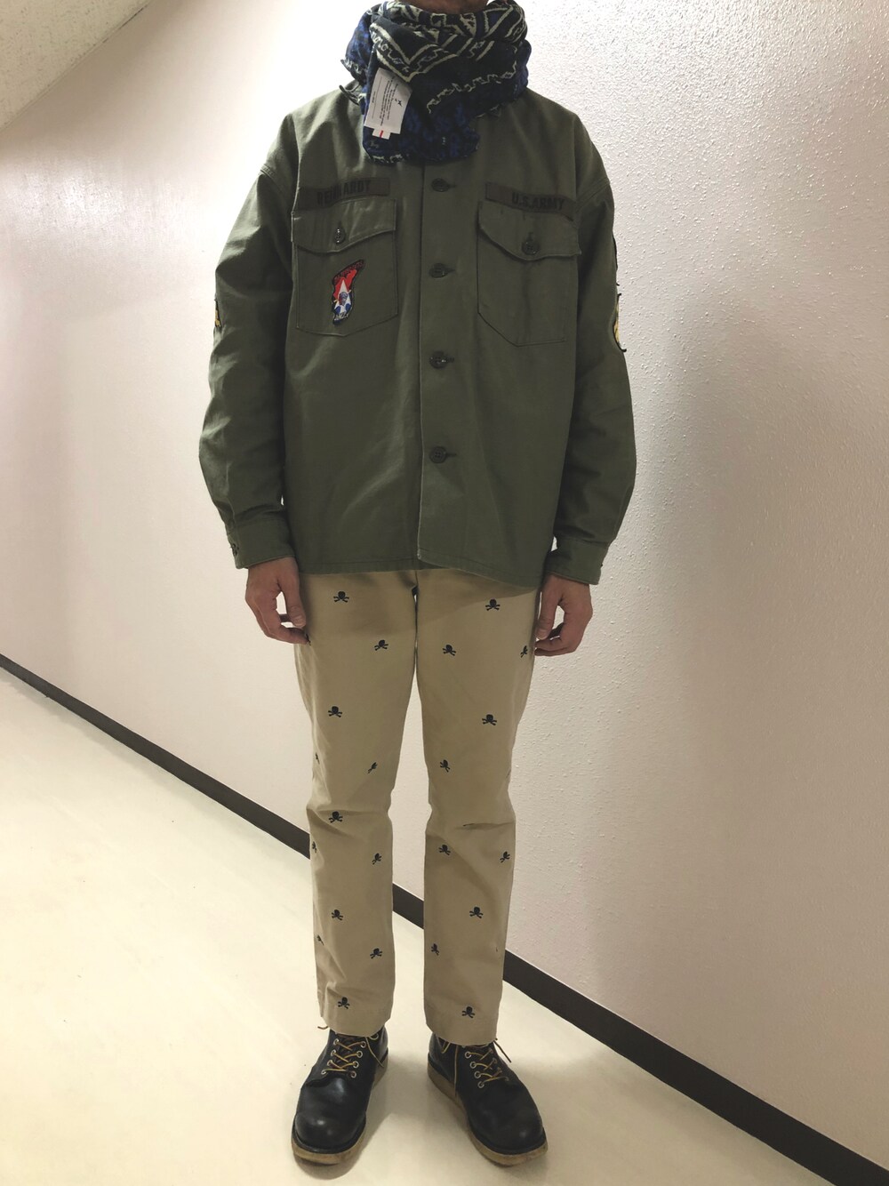 「ブーツ、ストール、チノパン、ミリタリージャケット、レッドウィング、モノグラム」｜「RALPH LAUREN RUGBYのアイテム（チノパンツ、ベージュ系）」を使った、h299hiroさん（メンズ・174cm）の冬コーディネートの1枚目の写真