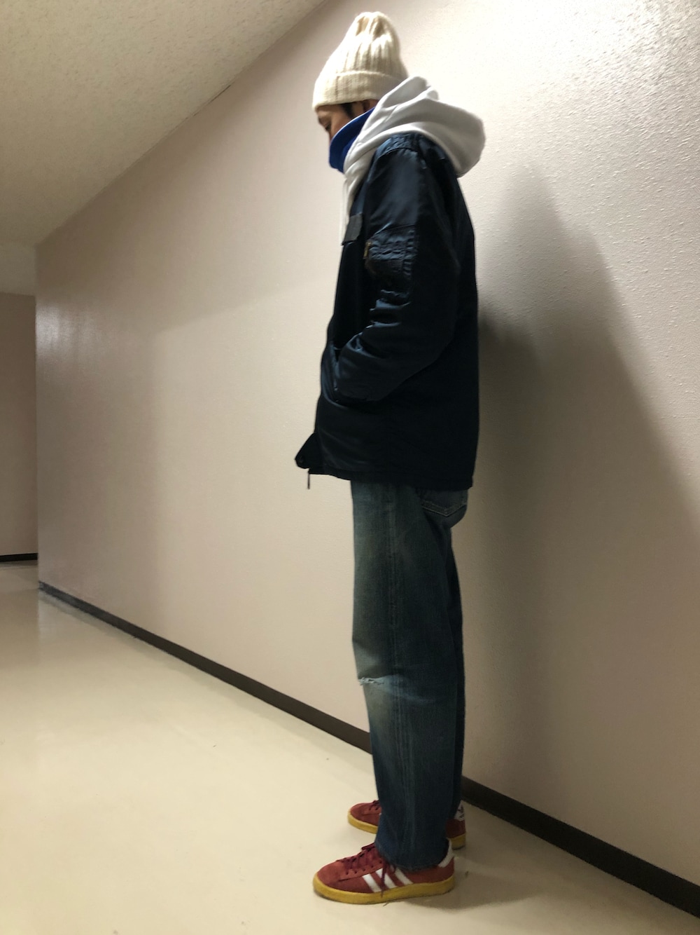 「スニーカー、MA-1、ニットキャップ、アディダス、ミリタリージャケット、デニムパンツ」｜「STUSSYのアイテム（ミリタリージャケット、ブルー系）」を使った、h299hiroさん（メンズ・174cm）の秋コーディネートの1枚目の写真