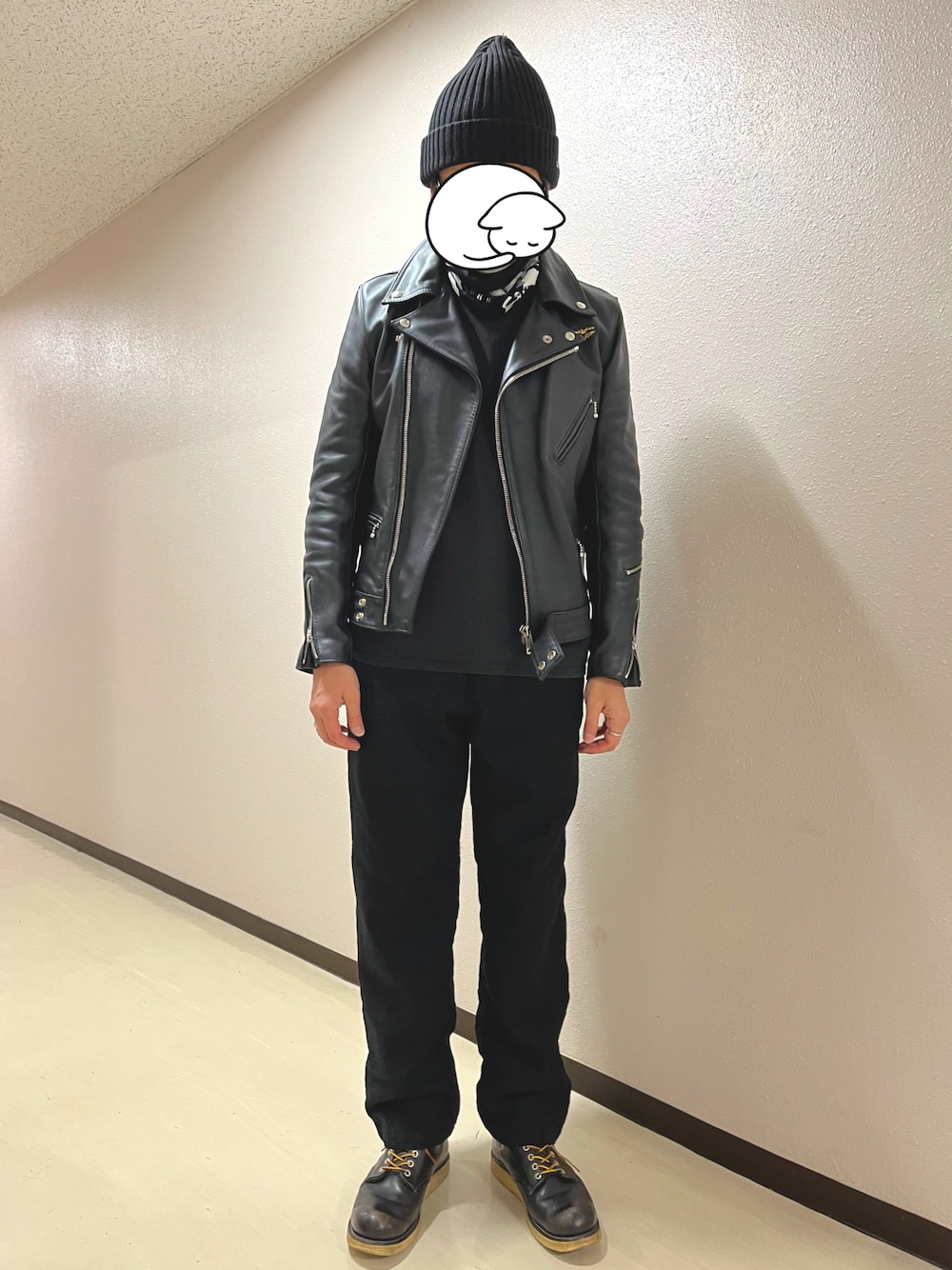 ブラック系のブーツ、ブラック系のその他パンツ、ブラック系のライダースジャケットを着用したメンズの冬コーディネートの1枚目の写真