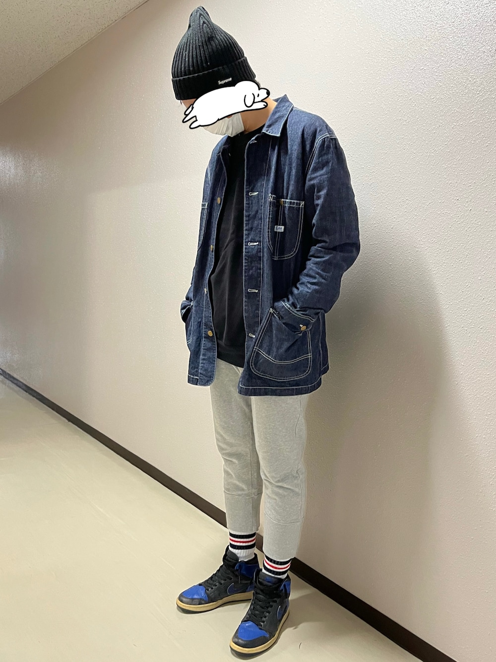 グレー系のスウェットパンツ、ブルー系のスニーカー、ブルー系のカバーオールを着用したメンズの秋コーディネートの1枚目の写真