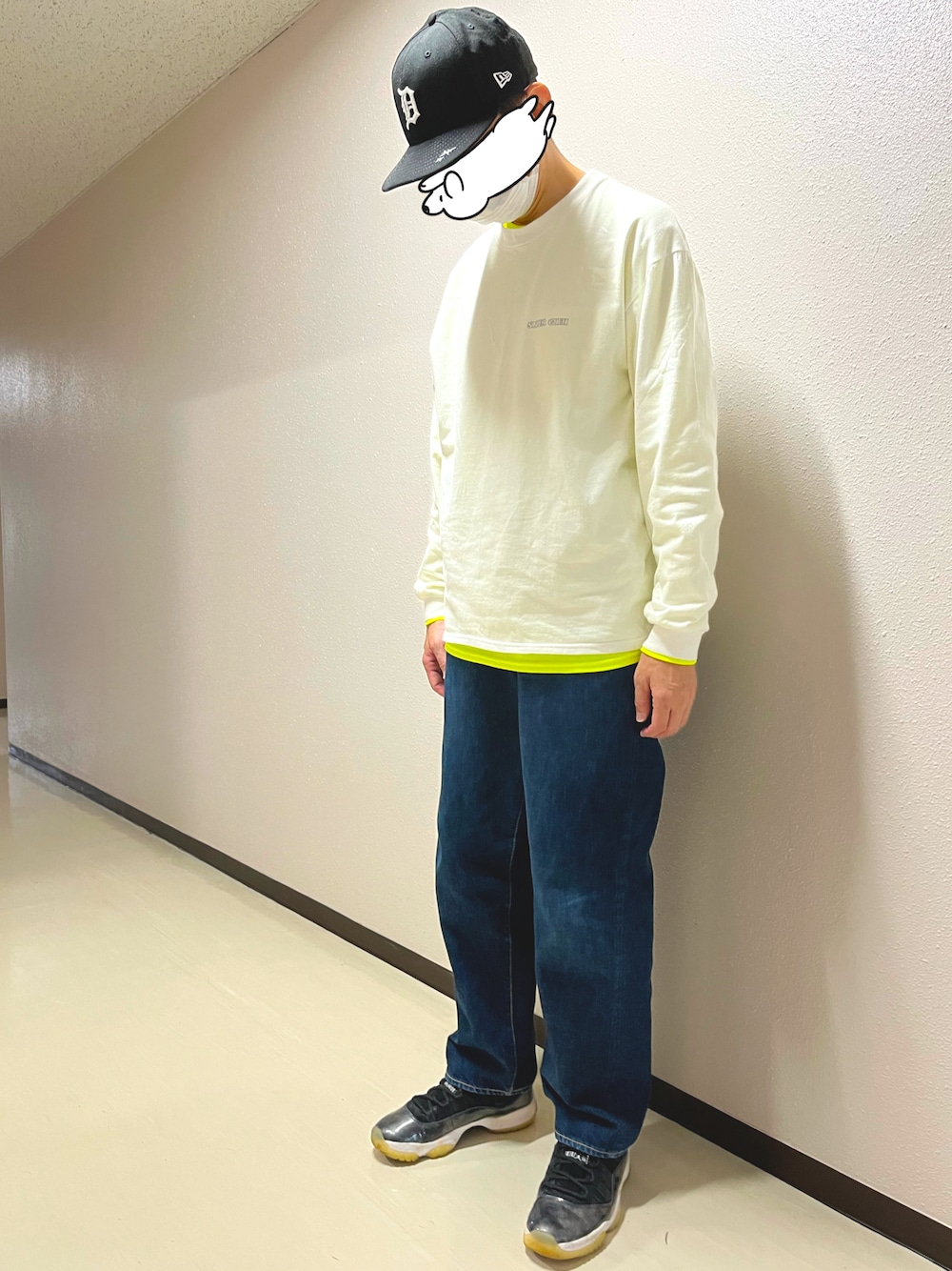 ブルー系のデニムパンツ、ブラック系のスニーカー、ホワイト系のTシャツ/カットソーを着用したメンズの秋コーディネートの1枚目の写真