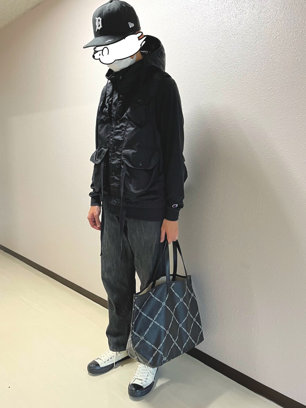 ブラック系のトートバッグ、ブラック系のデニムパンツ、ホワイト系のスニーカーを着用したメンズの秋コーディネートの1枚目の写真