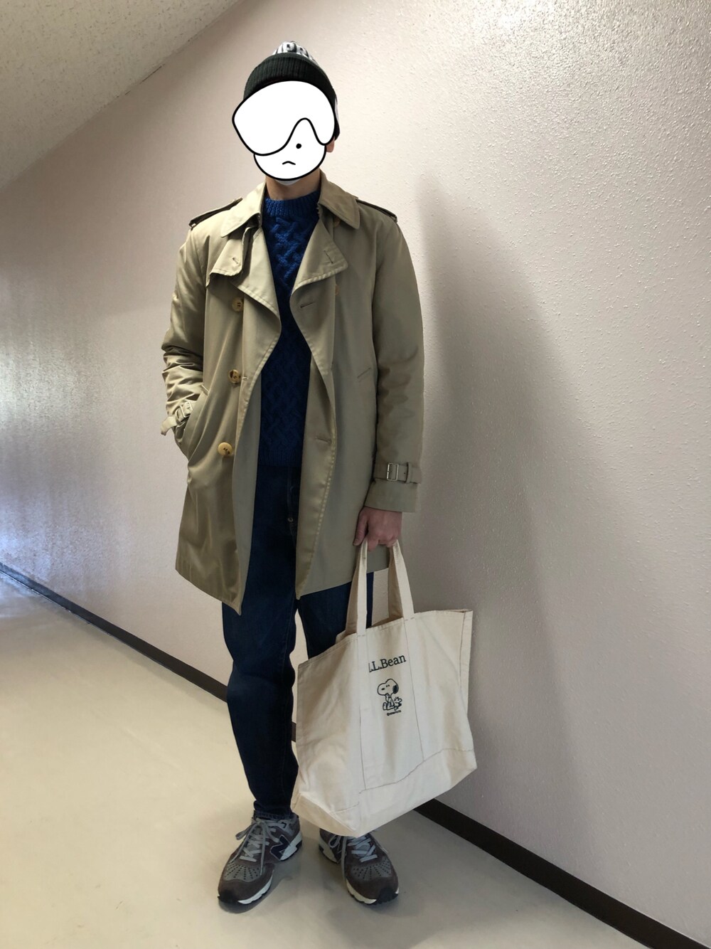 「アランニット、トレンチコート、ロングコート、デニムパンツ、スニーカーコーデ、スニーカー、ニューバランス、supreme、シュプリーム、ニット帽、トートバッグ、PEANUTS、スヌーピー」｜「L.L.Beanのアイテム（トートバッグ、ホワイト系）」を使った、h299hiroさん（メンズ・174cm）の冬コーディネートの1枚目の写真