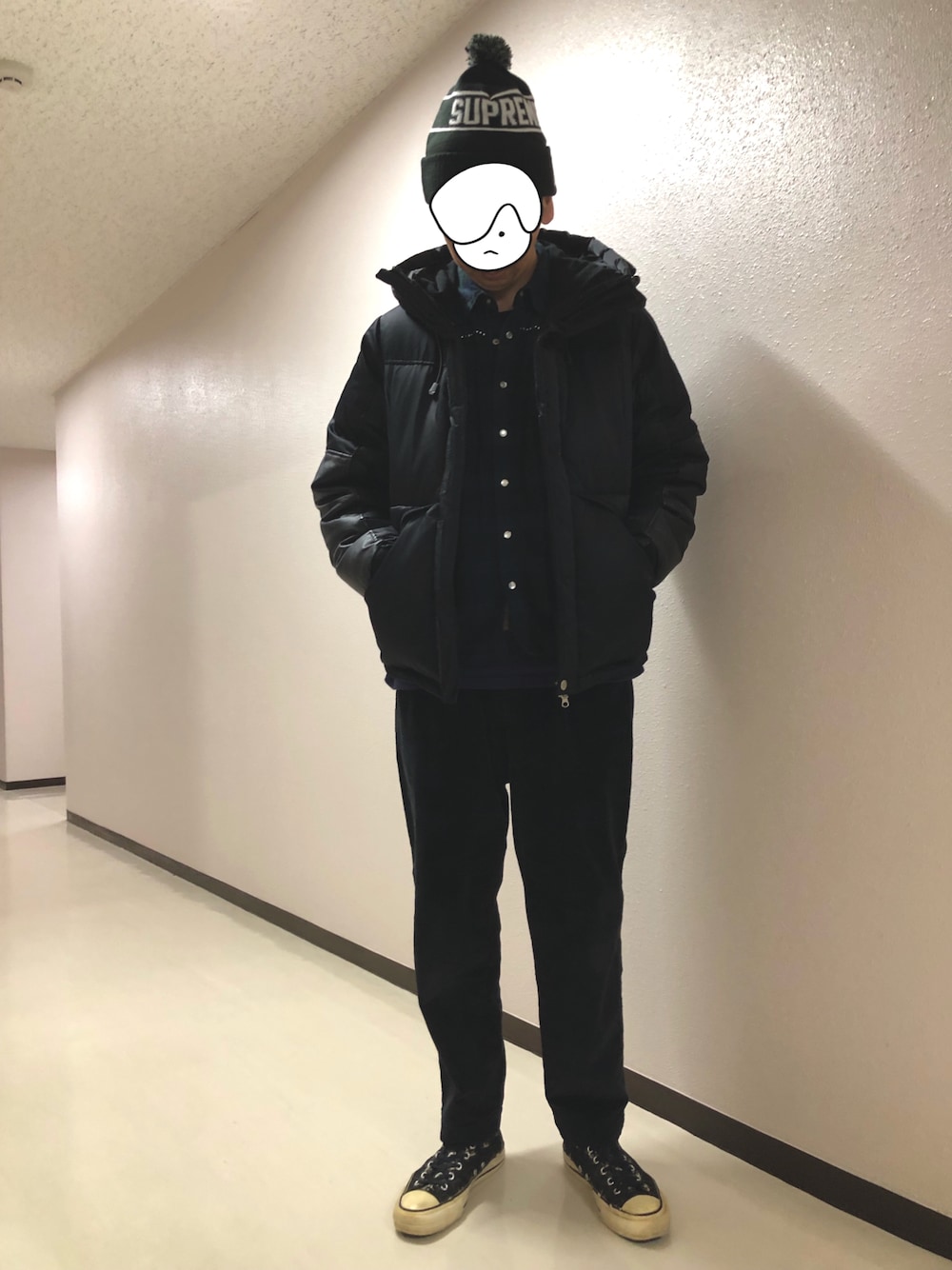 「ニットキャップ、ダウンジャケット、コーデュロイ、コンバース、スニーカー、シャツ、ブラックウォッチ」｜「RICCARDO METHAのアイテム（その他パンツ、ブラック系）」を使った、h299hiroさん（メンズ・174cm）の冬コーディネートの1枚目の写真