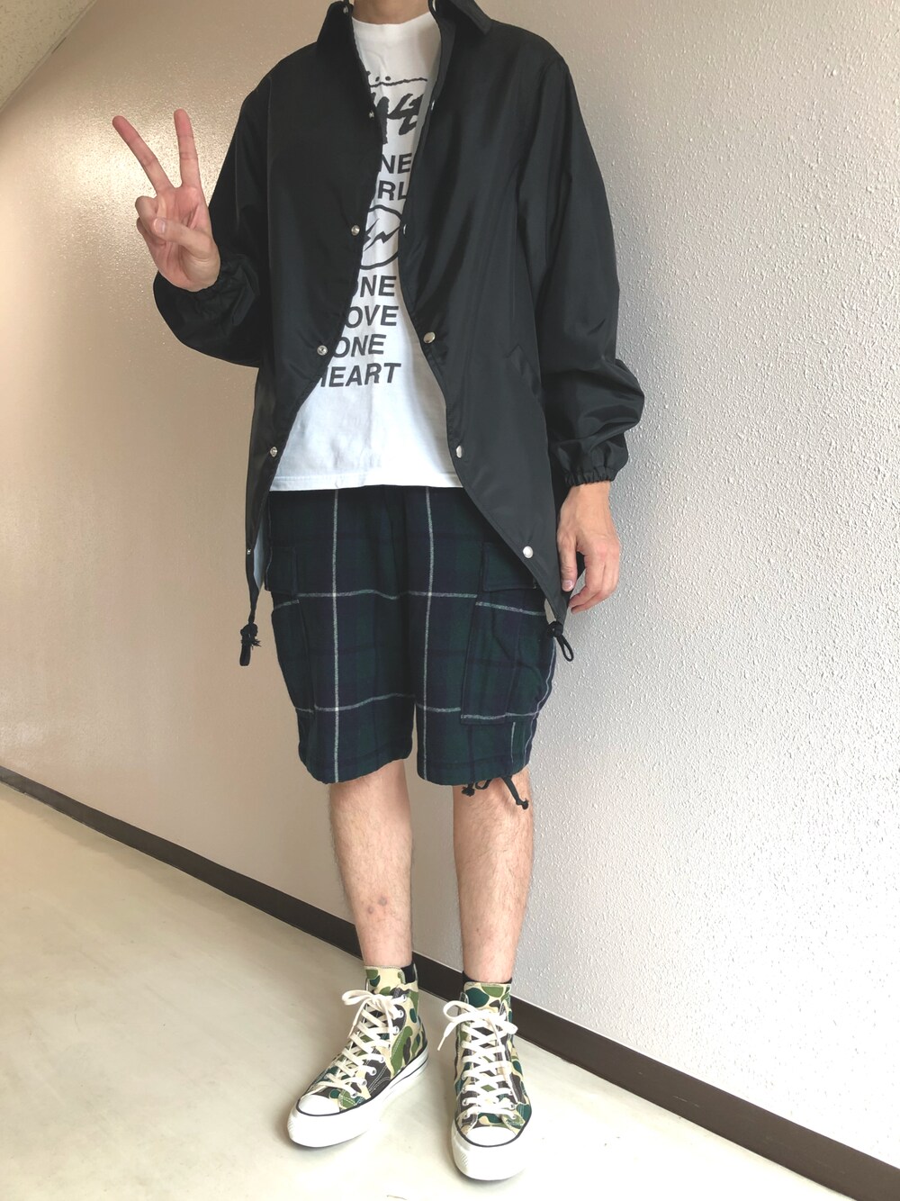 「ラブアンドピース2021、コーチジャケット、ショートパンツ、コンバース、カモフラ、チェックパンツ」｜「COMME des GARCONSのアイテム（その他アウター、ブラック系）」を使った、h299hiroさん（メンズ・174cm）の秋コーディネートの1枚目の写真