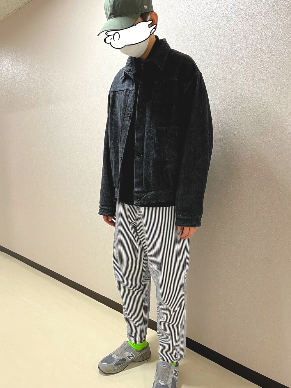 「秋ルック紹介するよ、オトナカジュアル、秋コーデ、プチプラ、デニムジャケット、Gジャン、COMOLI、+J、ユニクロ、UNIQLO、ヒッコリー、サンダル、New Balance、ニューバランス、ネオンカラー」｜「COMOLIのアイテム（デニムジャケット、ブラック系）」を使った、h299hiroさん（メンズ・174cm）の秋コーディネートの1枚目の写真