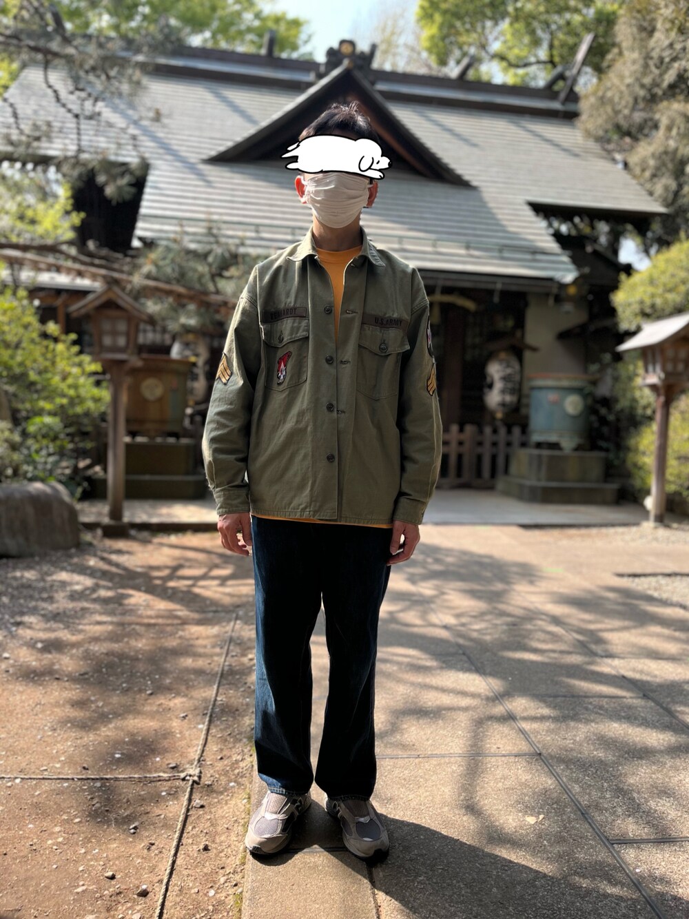 「カジュアルコーデ、オーバーサイズ、ミリタリー、差し色、デニム、サンダル、ニューバランス、New Balance」｜「BRUNABOINNEのアイテム（デニムパンツ、ブルー系）」を使った、h299hiroさん（メンズ・174cm）の春コーディネートの1枚目の写真