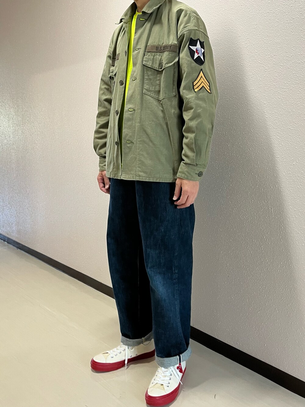 「秋コーデ、デニム、ミリタリー、スニーカー、PLAY comme des garcons、converse、コンバース、さし色、ネオンカラー」｜「markaのアイテム（ミリタリージャケット、グリーン系）」を使った、h299hiroさん（メンズ・174cm）の秋コーディネートの1枚目の写真