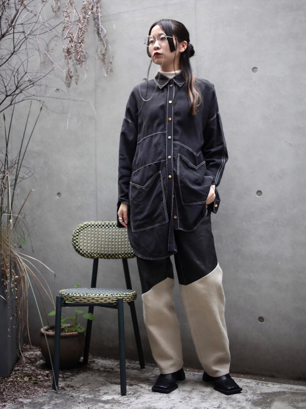 「春服コーデ、お仕事コーデ、お仕事スタイル、シャツスタイル、シャツ、fumikauchida、REJINAPYO」｜「REJINA PYOのアイテム（シャツ/ブラウス、ブラック系）」を使った、ayupyさん（レディース・162cm）の春コーディネートの1枚目の写真