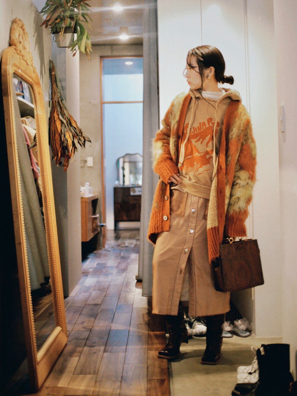 「同系色コーデ、オレンジニット、basemark、REJINAPYO、ETRO、miista、休日スタイル、ビッグシルエット、古着MIX」｜「REJINA PYOのアイテム（パーカー、ベージュ系）」を使った、ayupyさん（レディース・162cm）の春コーディネートの1枚目の写真